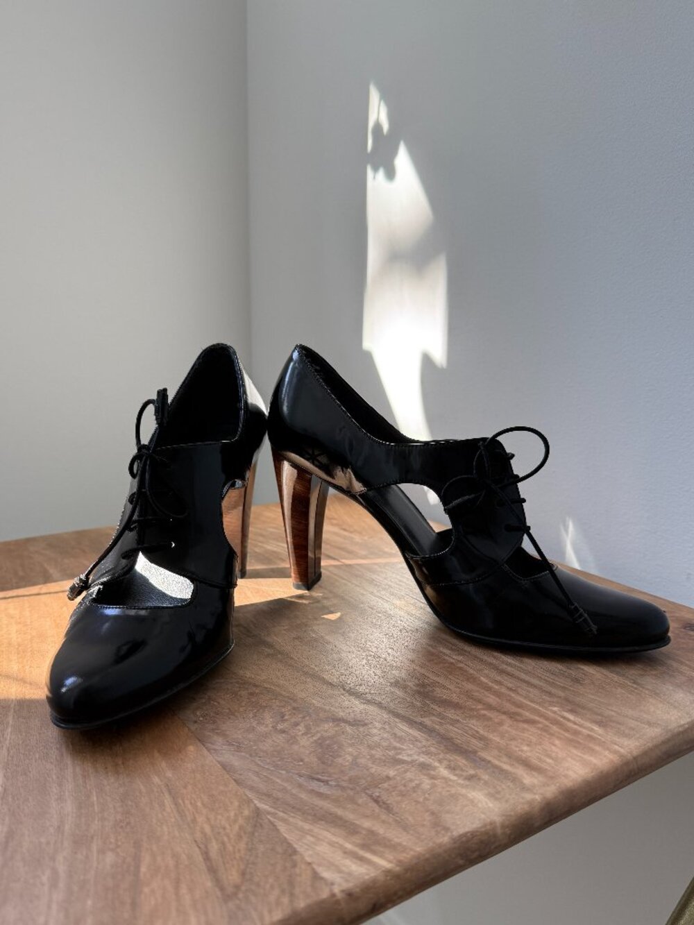 STUART WEITZMAN Black Patent Leather Lace-Up Oxford Cutout Pumps